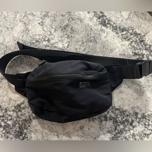 Lululemon Clean lines belt bag 2L
